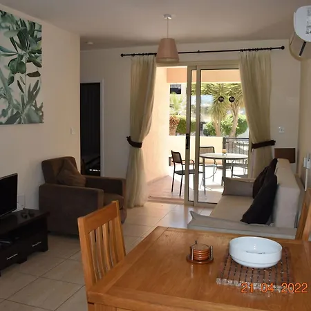 Royal Seacrest Self Catering * Pafos