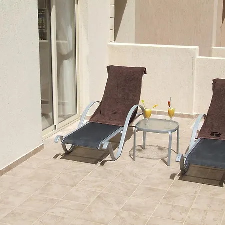 Royal Seacrest Self Catering * Paphos