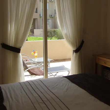 Royal Seacrest Self Catering Пафос