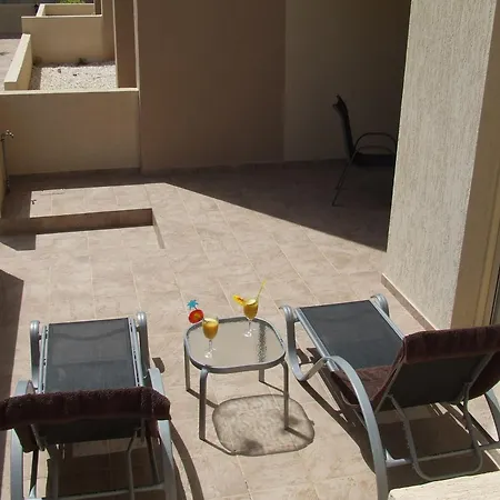 Royal Seacrest Self Catering * Paphos