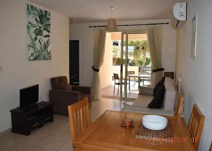 Royal Seacrest Self Catering * Paphos