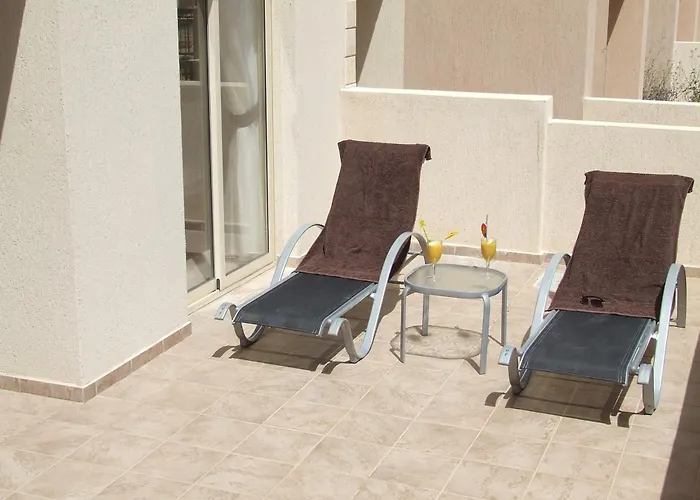 Royal Seacrest Self Catering * Paphos