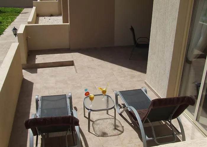 Royal Seacrest Self Catering * Paphos